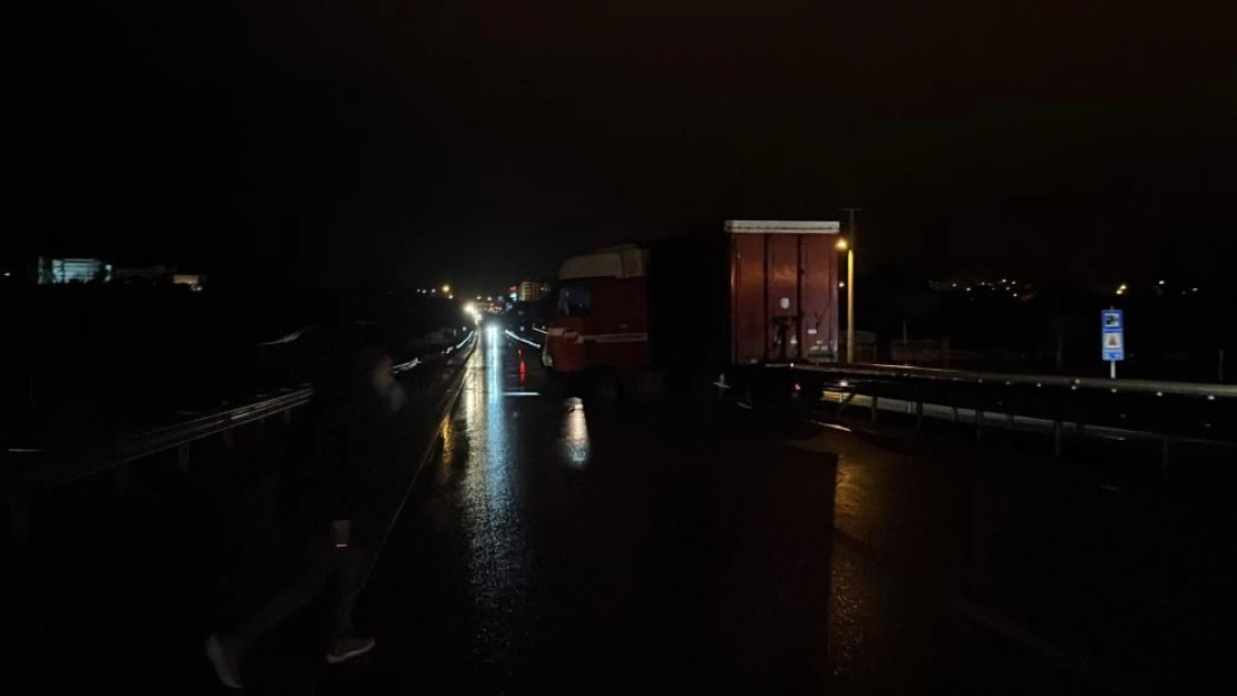 TIR bariyerlere çarptı 1 yaralı