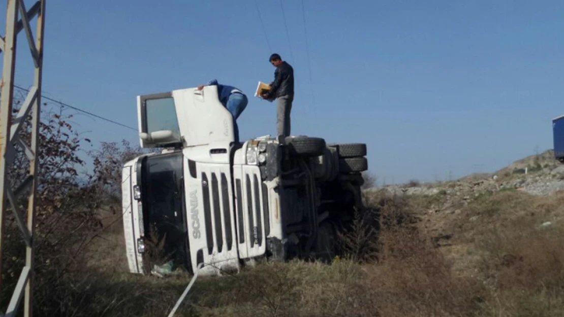 TIR sürücüsü direksiyon başında uyuyakaldı