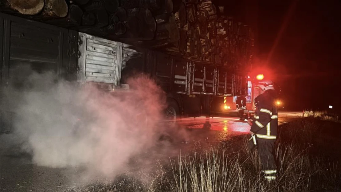 Tomruk Yüklü Tırda Korkutan Yangın