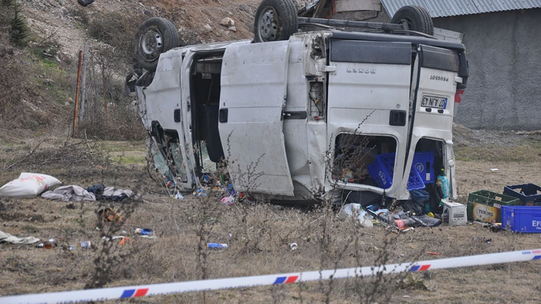 Tosya yolunda kaza  Şarampole yuvarlandılar