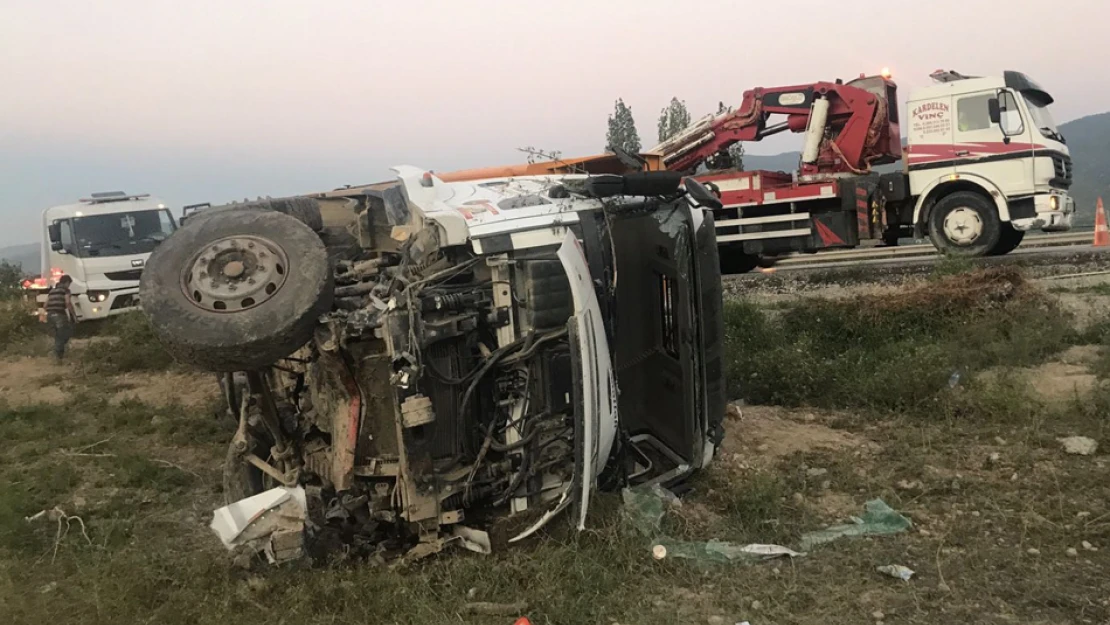 Tosya'da hafriyat kamyonu devrildi