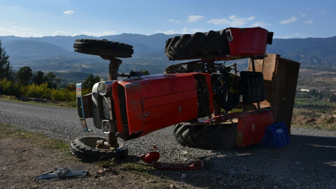 Traktör devrildi, 2 kardeş yaralandı