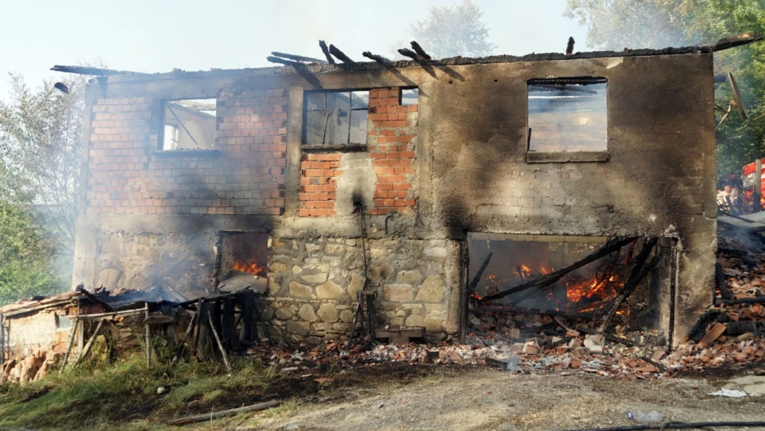 Traktörde çıkan yangın 2 katlı evi küle çevirdi