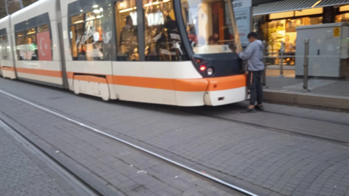 Tramvaya Tutunan Çocuk Pes Dedirtti!