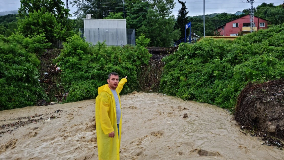 Tren yolu raylarının altındaki toprak kaydı