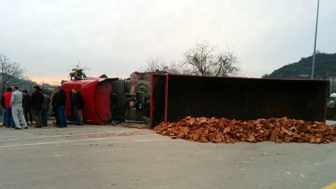 Tuğla yüklü TIR devrildi