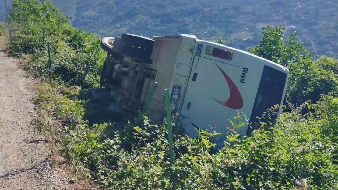 Türkeli'de Servis Otobüsü Devrildi