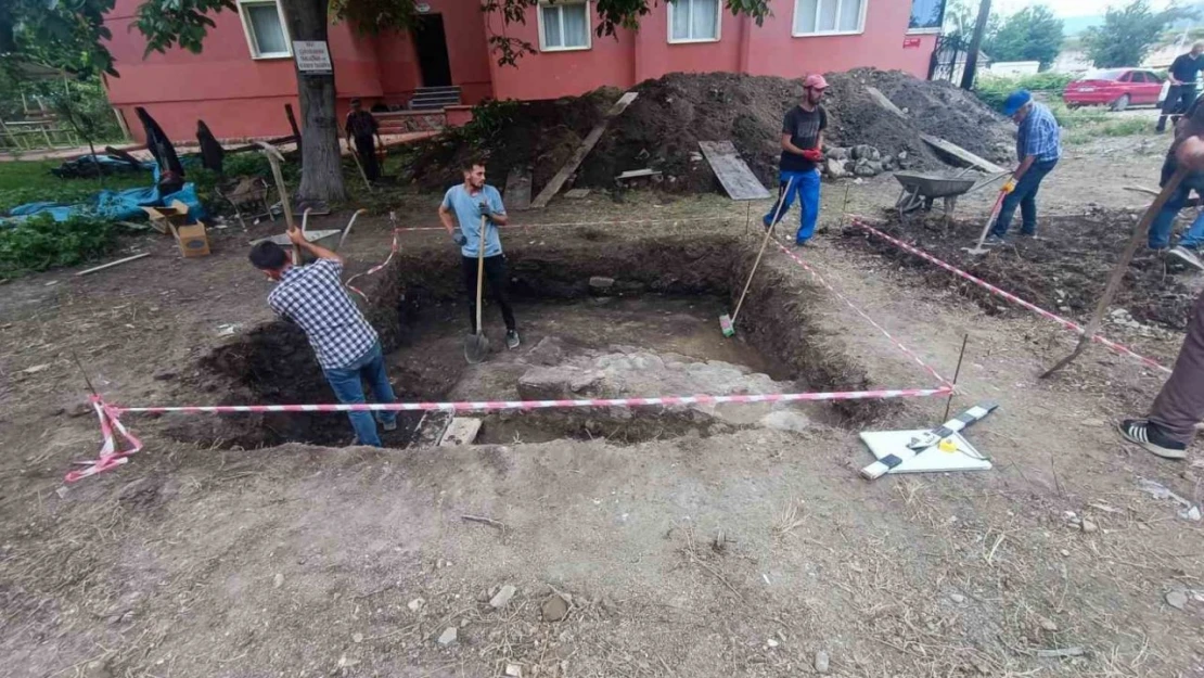 Türkeli'de Yapılan Kazıda Tarihi Mezarlar Bulundu