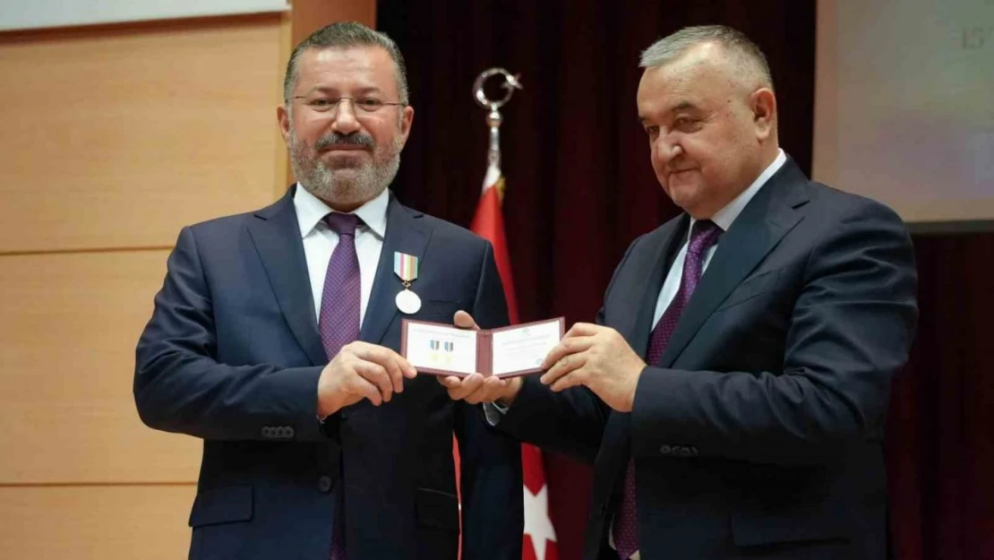 Türkiye'de İlk Kez Bir Rektör 'TÜRKSOY 30. Yıl' Madalyası Aldı