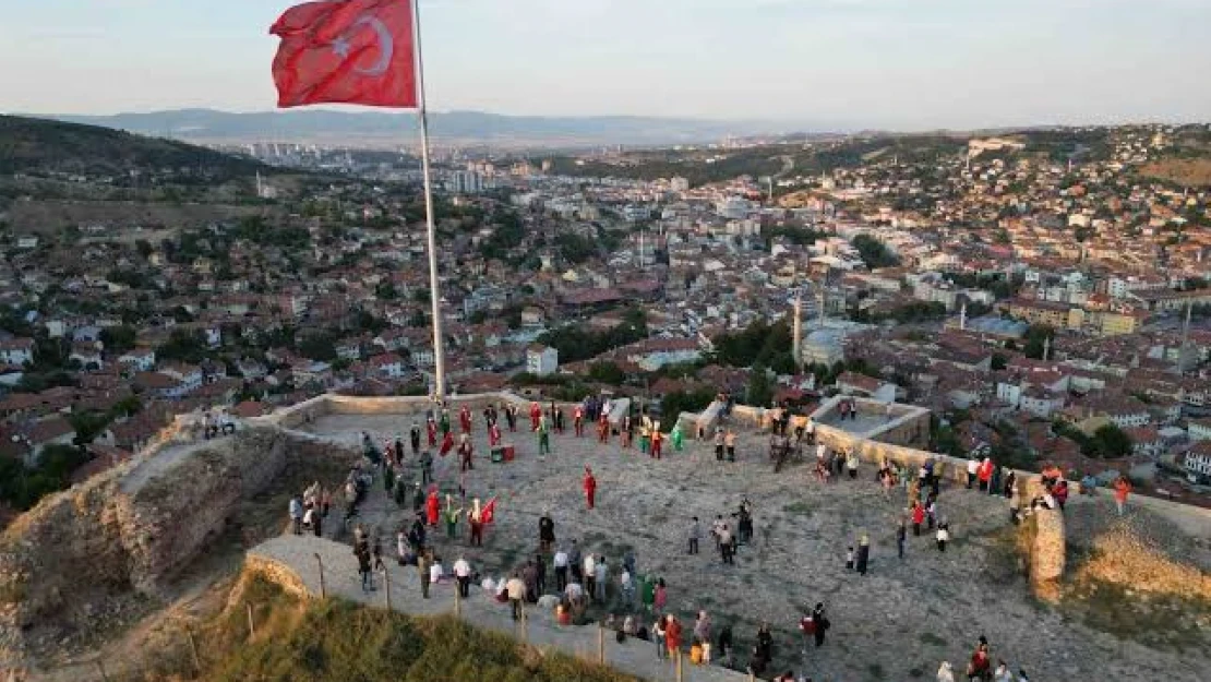 Ülkü Ocağı'ndan bayrak akımı