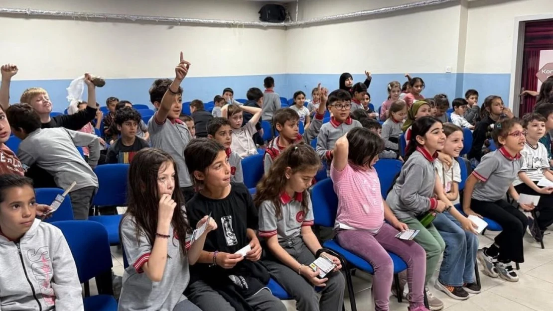 Üniversite Öğrencileri Miniklere Trafik Bilinci Aşıladı