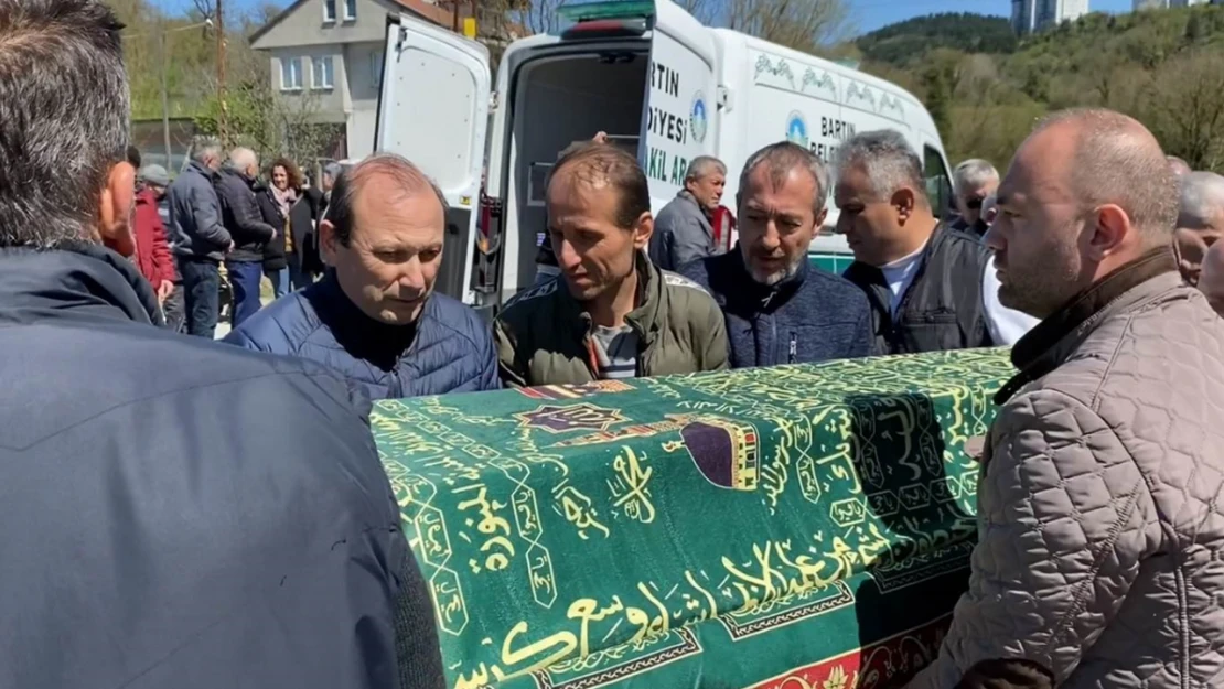 Ünlü oyuncunun anne babası Bartın'da son yolculuğuna uğurlandı