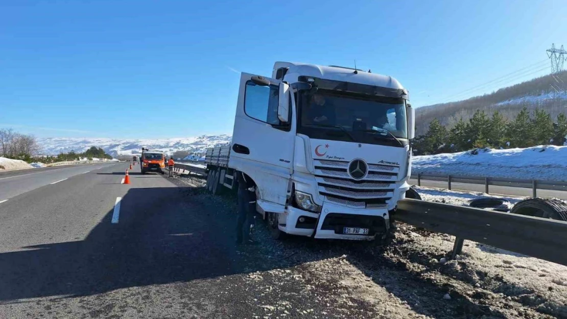 Tır Şoförü, Otoyolda Bariyerlere Çarptı