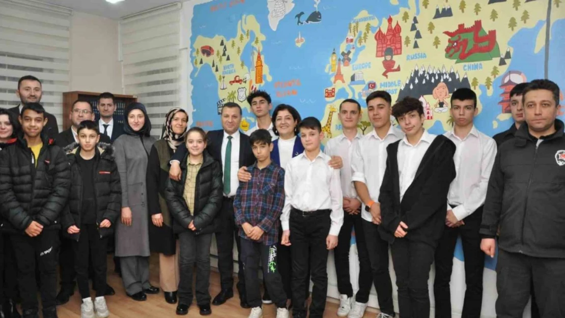 Vali Eşi Yavuz, Çocuklarla Bir Araya Geldi