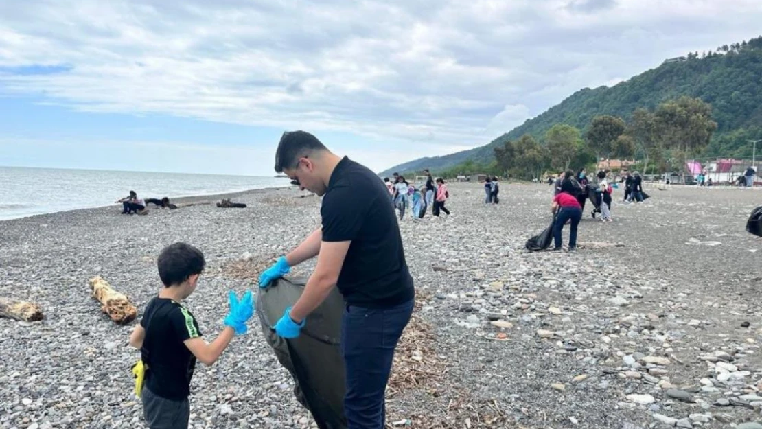 Vatandaşlar Karadeniz sahilini temizledi