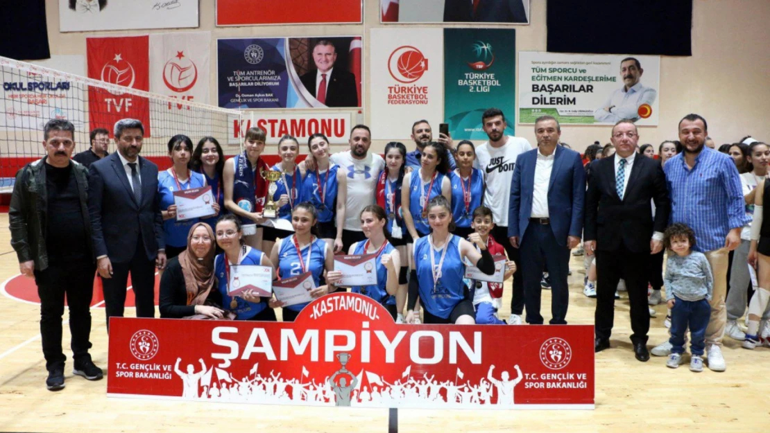 Voleybol Turnuvasında Ödüller Sahiplerini Buldu