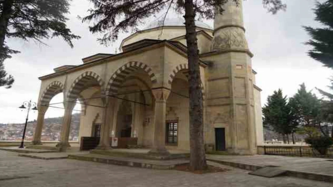 Yakupağa Camii'nin Kapısında Ne Yazıyor ?