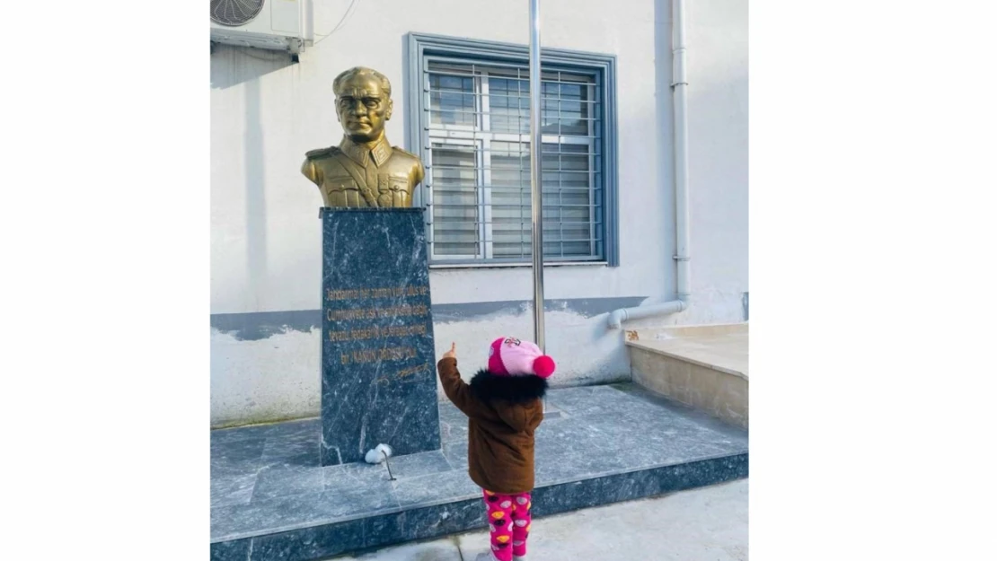 Yalnız Başına Gezen Kız Çocuğunun Ailesini Jandarma Buldu