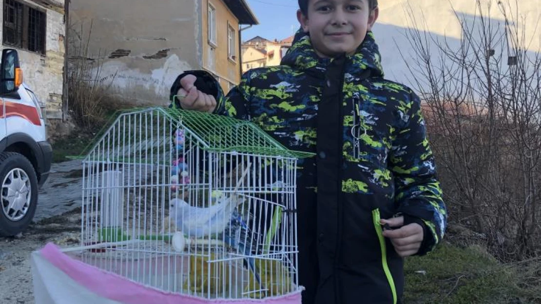 Yangına aldırış etmedi, alevlerden kuşları kurtardı