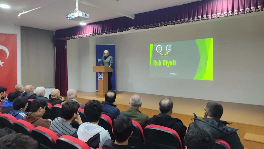 Yazar Salih Uyan Üniversite Öğrencileri İle Buluştu