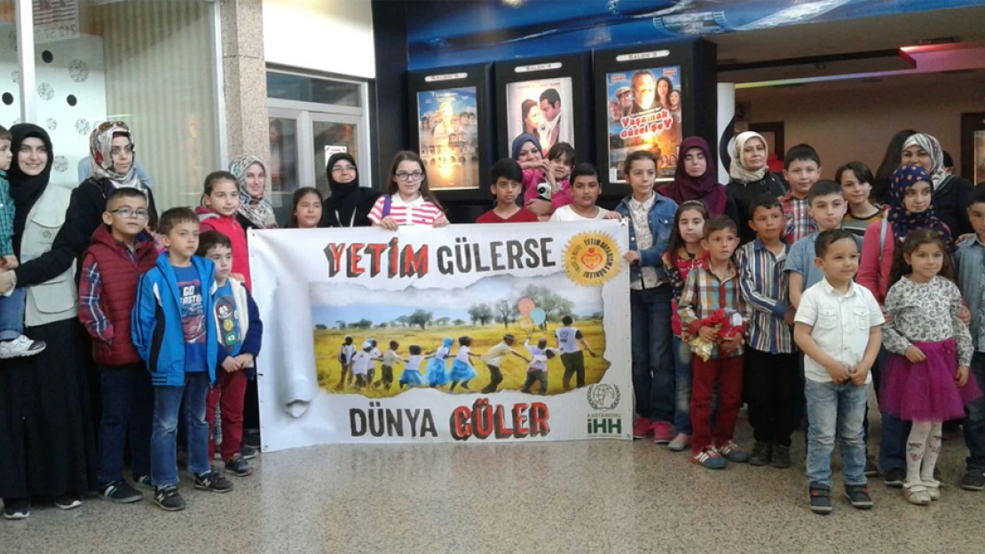 Yetim Gülerse Dünya Güler