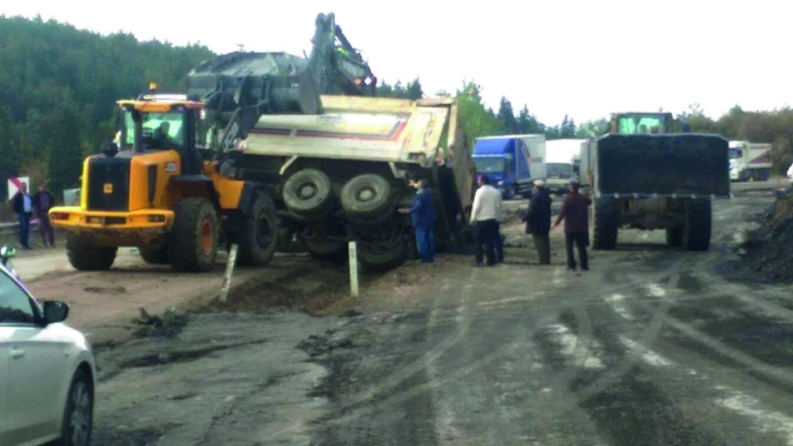 Yol yapımında kamyon devrildi