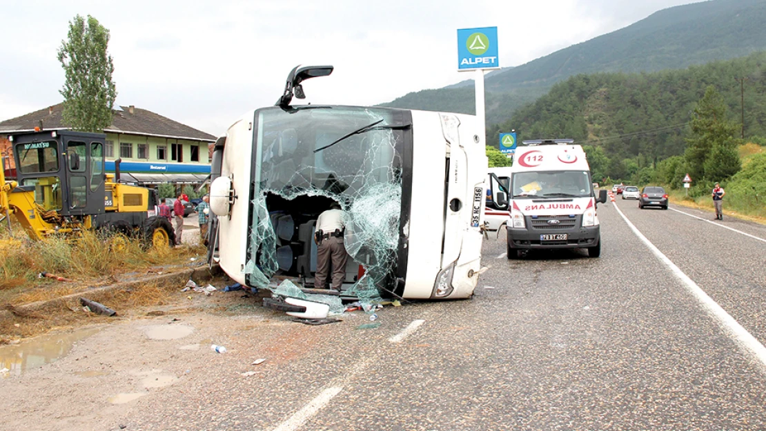Yolcu otobüsü devrildi: 28 kişi yaralandı