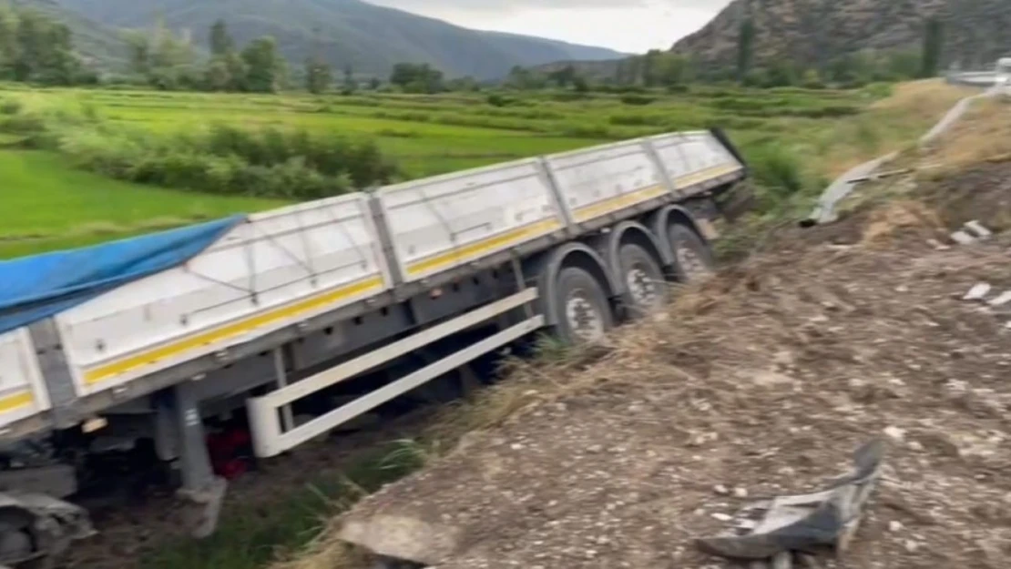 Yoldan Çıkan 2 Tır Çeltik Tarlasına Devrildi