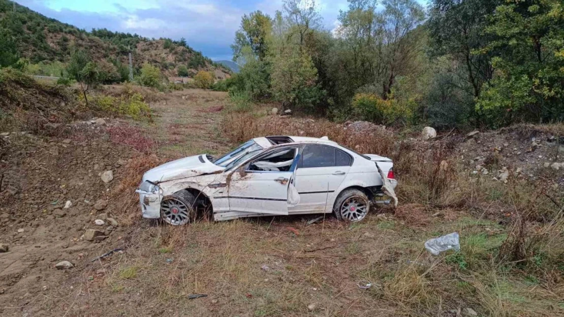 Otomobil Şarampole Devrildi: 2 Yaralı