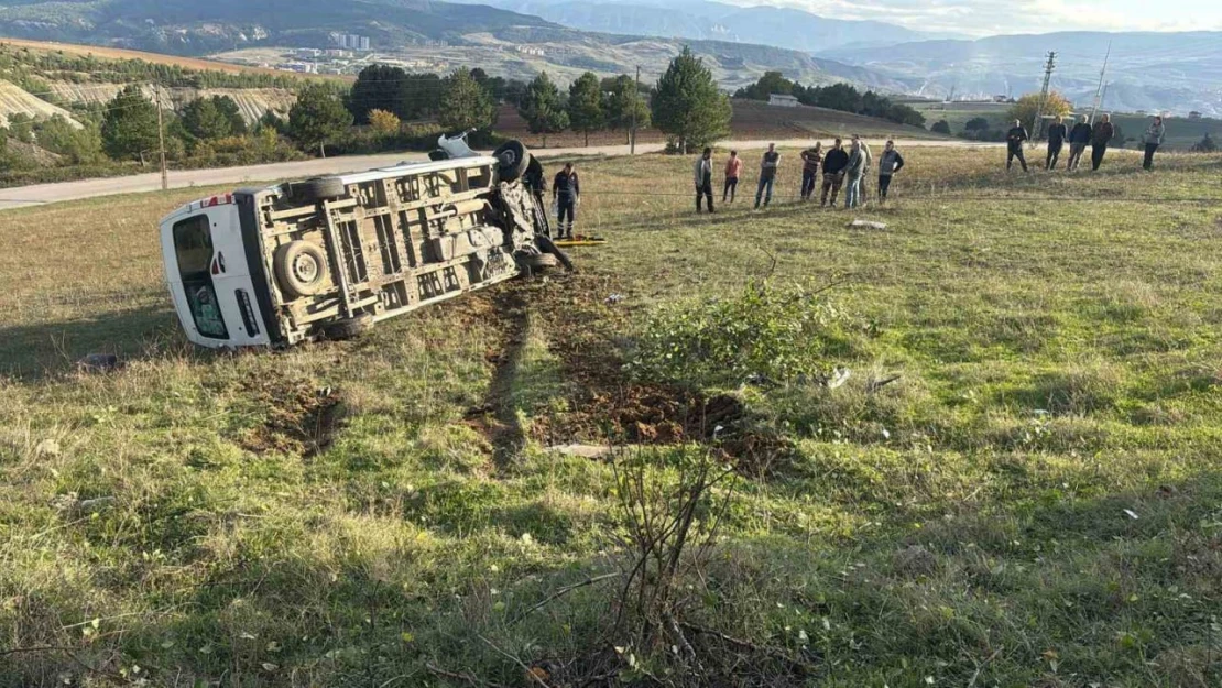 Yoldan Çıkan Servis Aracı Şarampole Devrildi