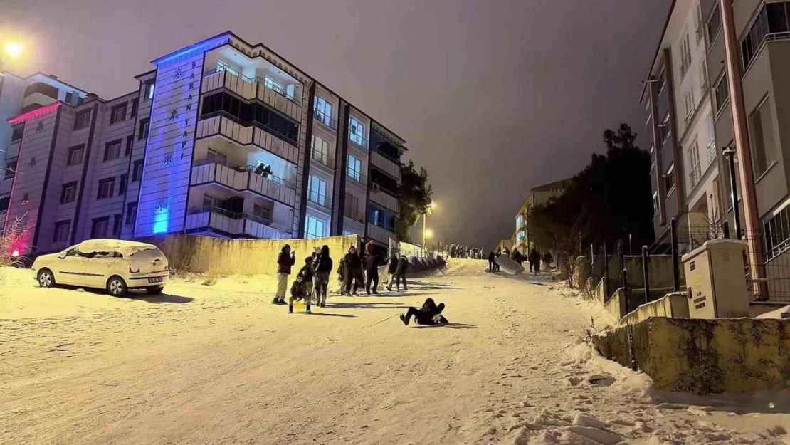 Yolları Kayak Pistine Çevirip Doyasıya Eğlendiler