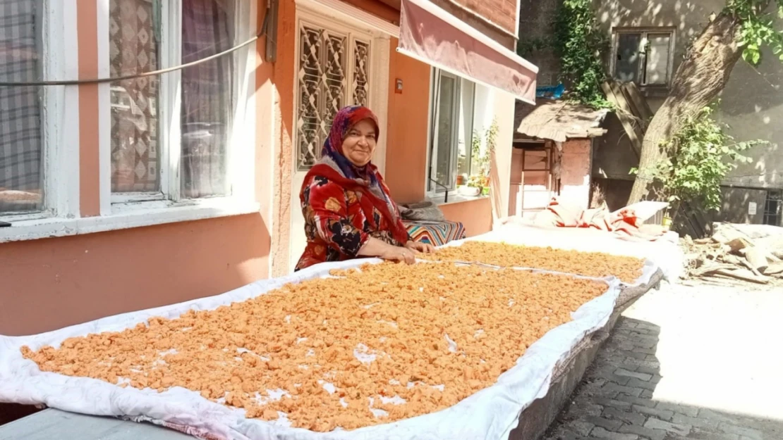 Yöresel tarhana yapımında mesai başladı