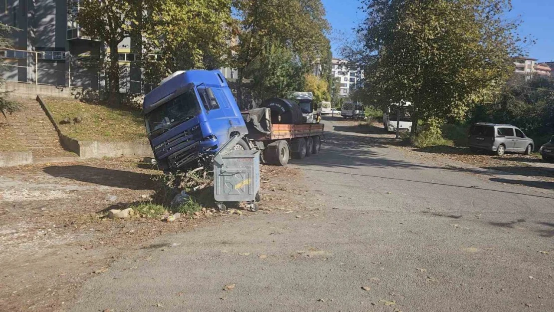 Zonguldak Ereğli'de Çelik Sac Yüklü Tır Yan Yattı