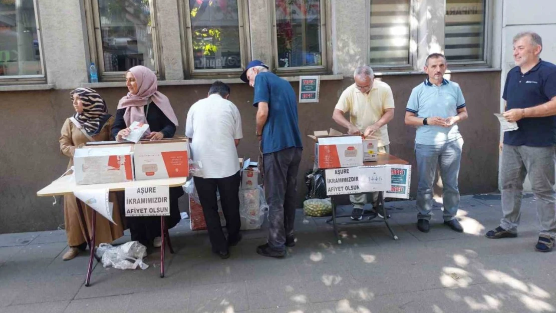 Aşure İkram Ettiler