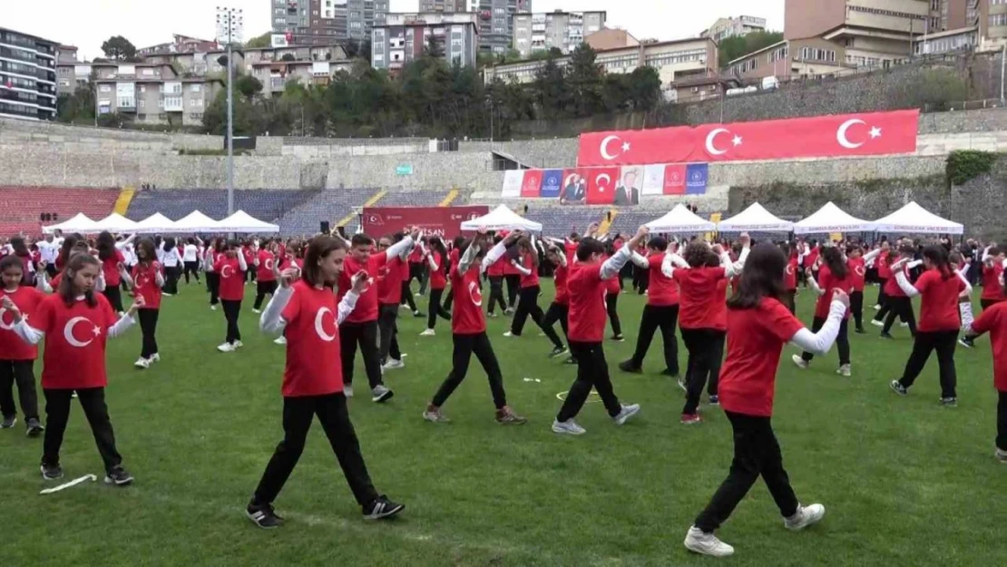 630 Öğrenci Ve Öğretmen Zeybek Oynadı