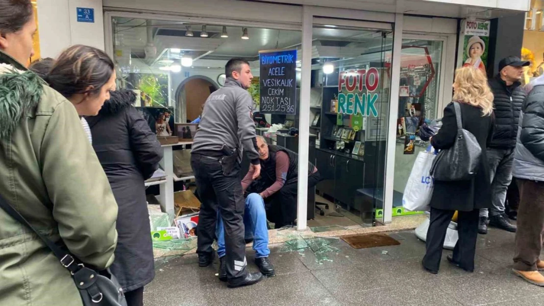 Yaslandığı Cam Patladı Yaralandı