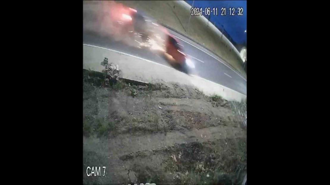İki Aracın Çarpıştığı Kaza Kamerada: 2 Yaralı