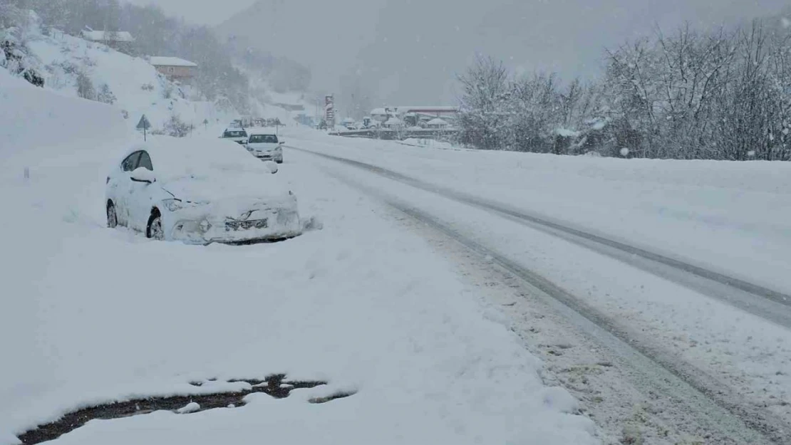 Zonguldak'ta Kar Yağışı Etkisini Sürdürüyor