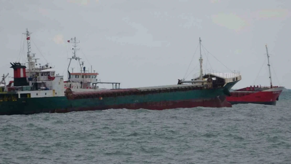 Zonguldak'ta Yük Gemileri Beşik Gibi Sallandı