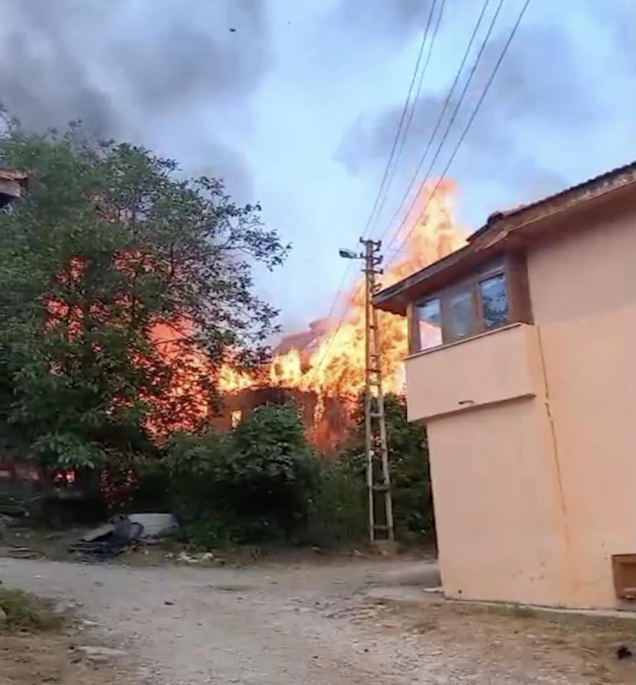 Alevlere Teslim Olan Ev Küle Döndü