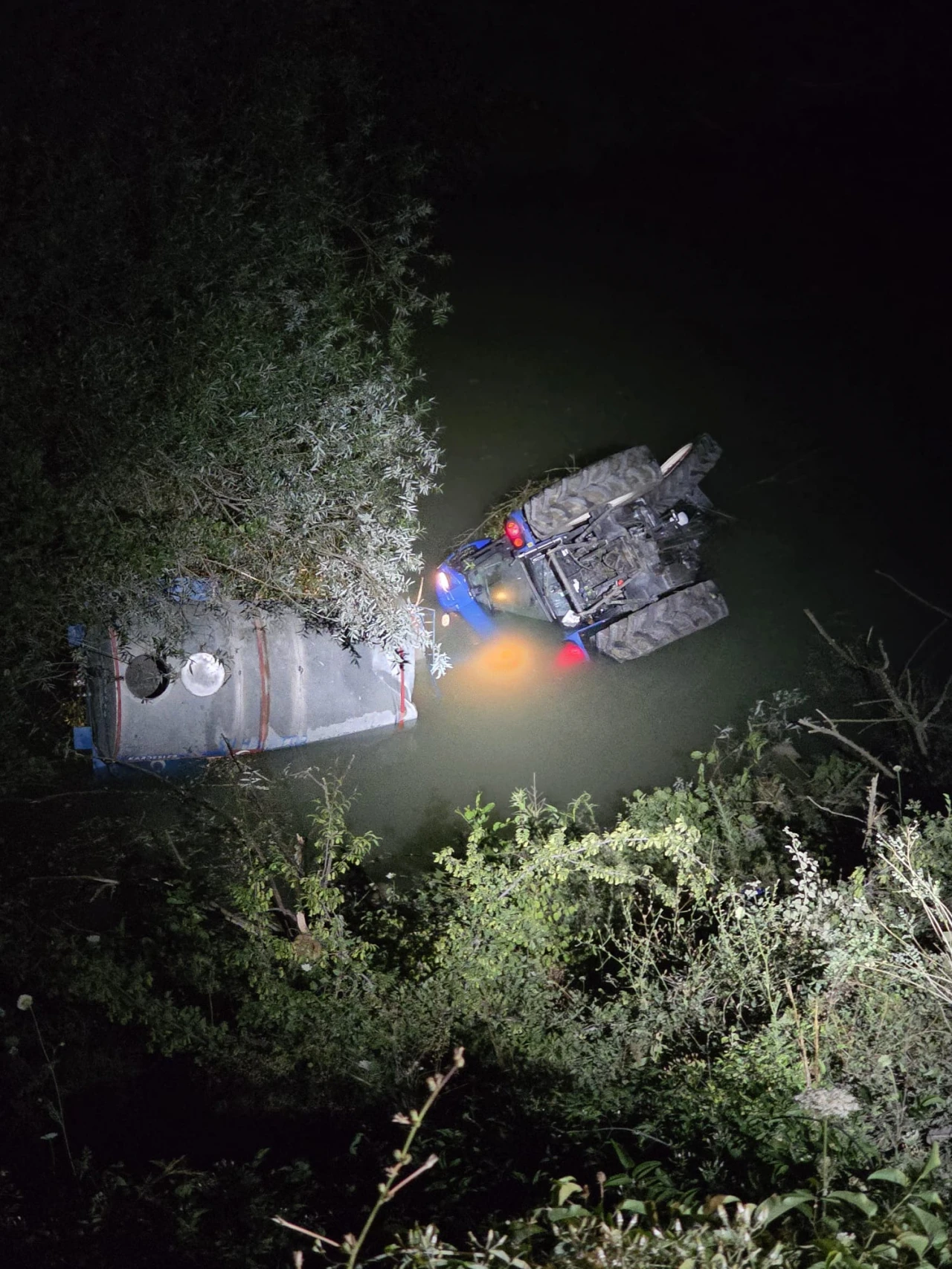 Traktör Irmağa Devrildi, Sürücü Yaralandı