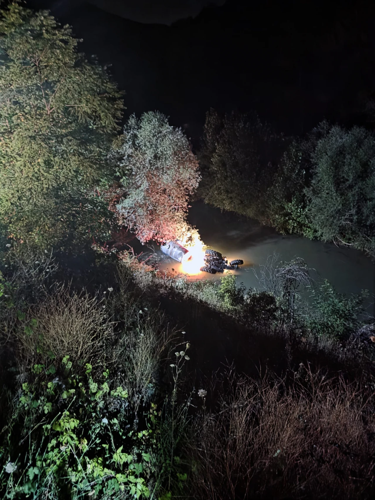 Traktör Irmağa Devrildi, Sürücü Yaralandı