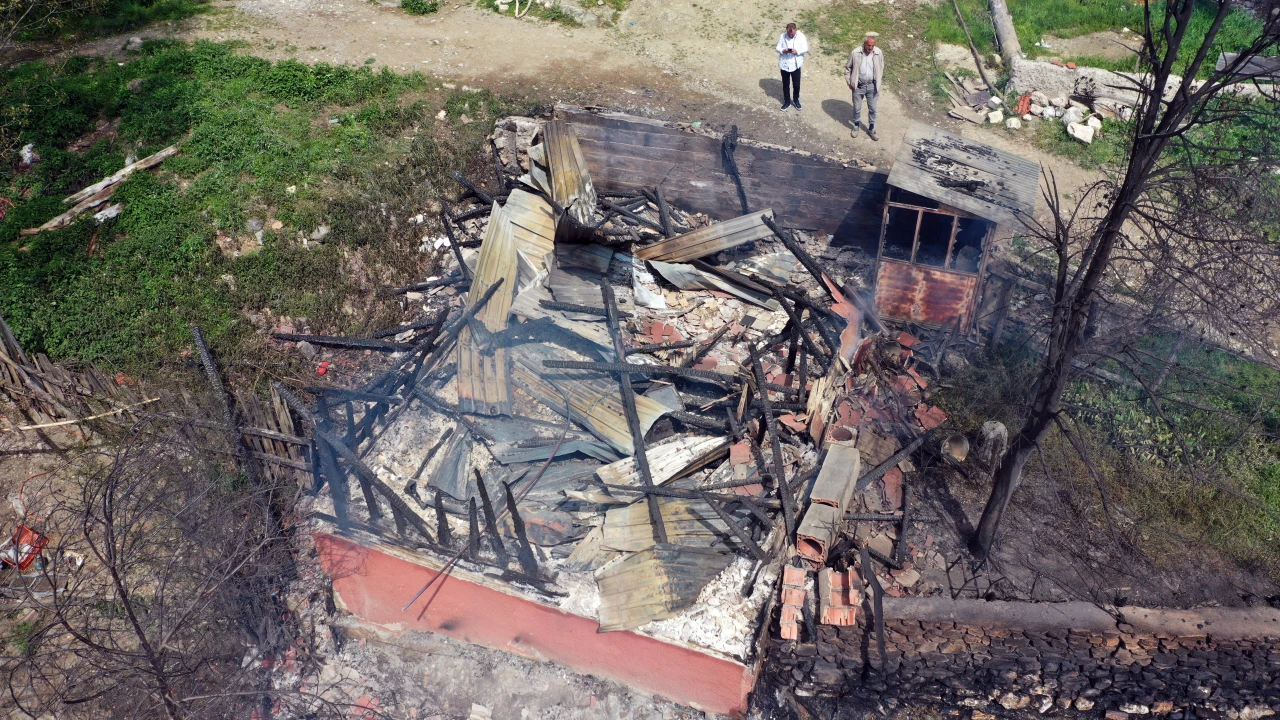 Ev Ve Cami Yandı, 1 Kişi Yaralandı