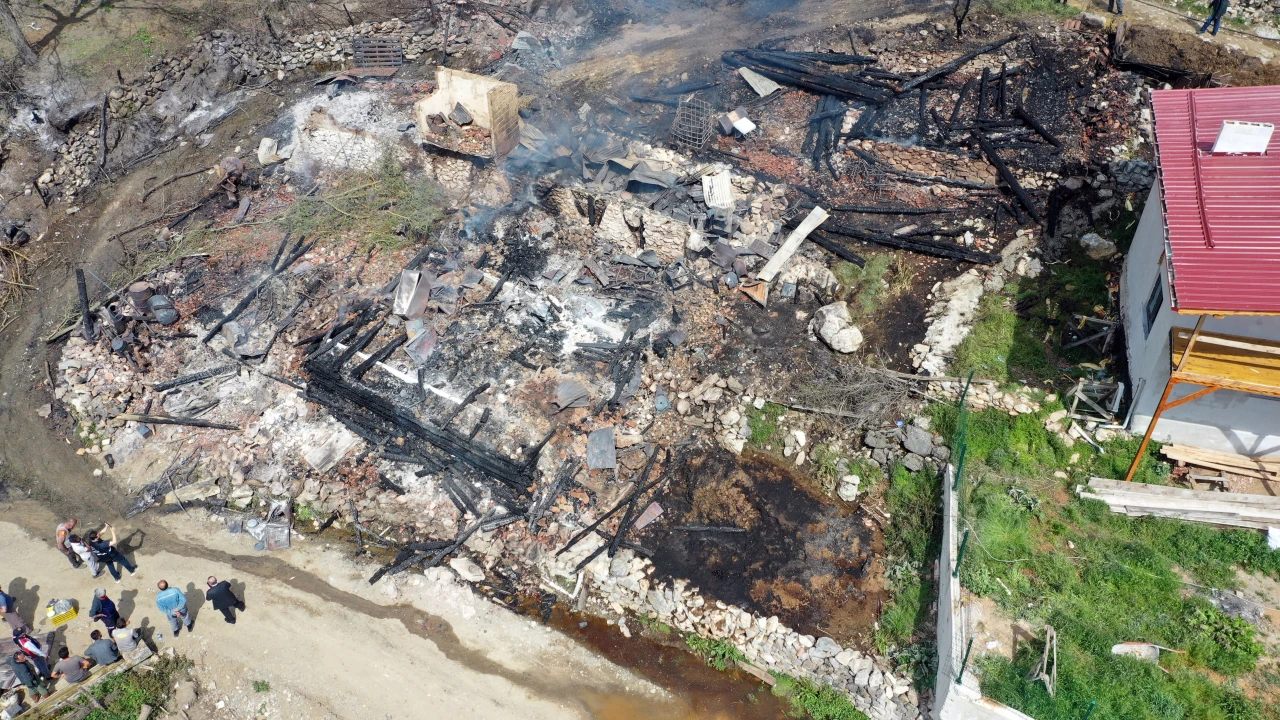 Ev Ve Cami Yandı, 1 Kişi Yaralandı