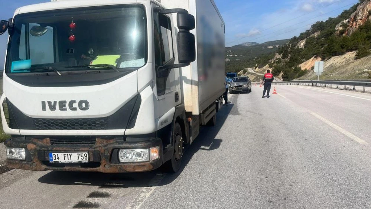 Otomobil Kamyona Çarptı: 2 Yaralı