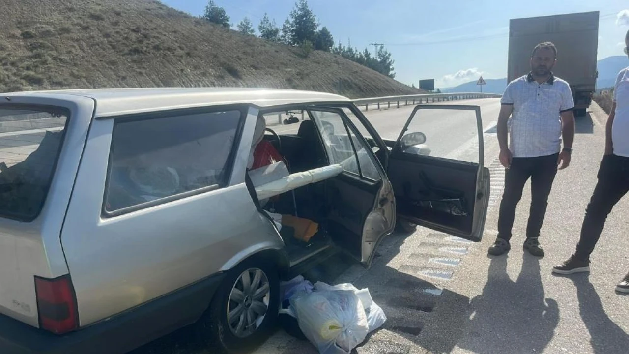 Otomobil Kamyona Çarptı: 2 Yaralı
