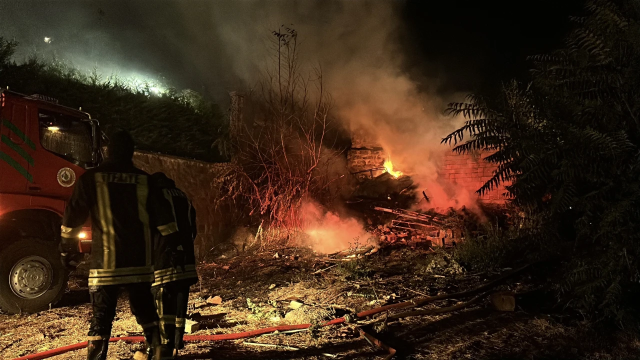 Tosya'da Yangın: 3 Ev Kullanılmaz Hale Geldi