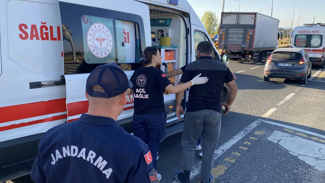 Hafif Ticari Araç İle Otomobil Çarpıştı: 2 Yaralı