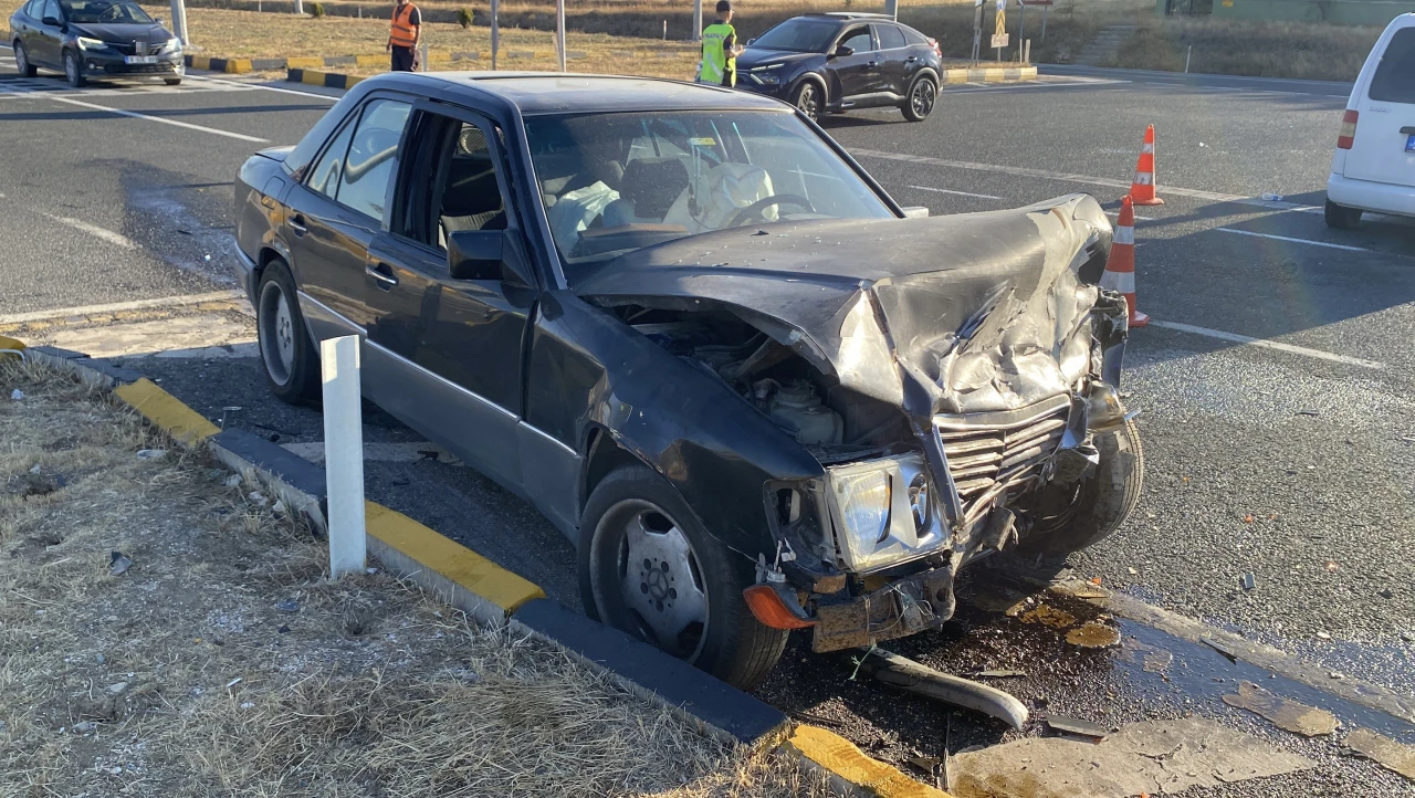 Hafif Ticari Araç İle Otomobil Çarpıştı: 2 Yaralı