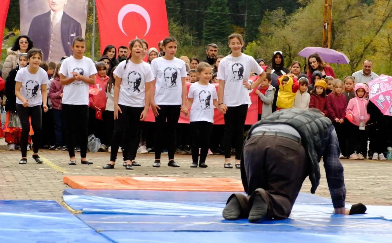Kızı Gösteri Yapabilsin Diye Atkısıyla Minderleri Kuruttu
